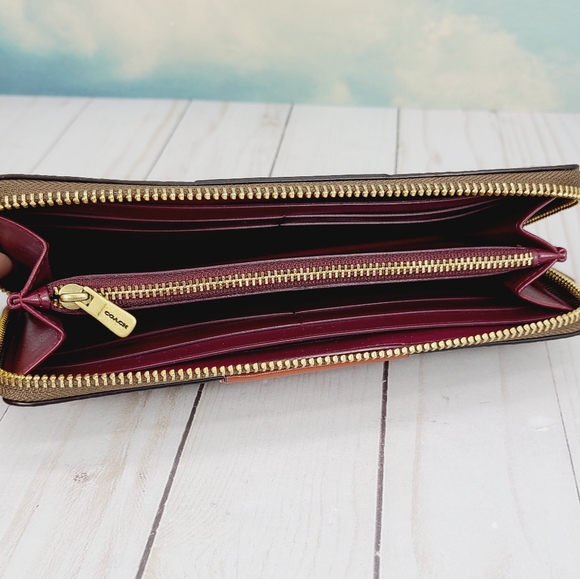 COACH Accordion Zip Wallet Signature - Picture 6 of 9